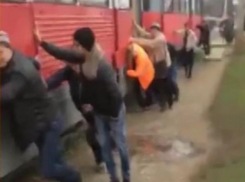 «Раз, два, взяли»: в Краснодаре отзывчивые пассажиры вытолкали трамвай на конечную остановку