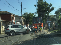 Автоледи на внедорожнике устроила  ДТП в центре Краснодара