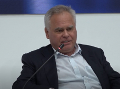 Кубанский миллиардер Касперский приехал на ПМЭФ с «недосмартфоном» 