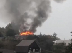В Сочи ранним утром загорелся дом