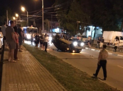  В Краснодаре после столкновения двух машин одна из них перевернулась 