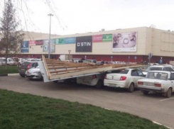 Ураганный ветер в Армавире сорвал крыши с поликлиники и торгового центра