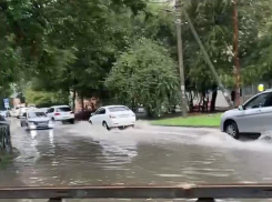 «Тут просто океан!»: мощный ливень затопил дороги в Краснодаре