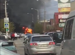  В Усть-Лабинске посреди улицы загорелся пассажирский автобус 