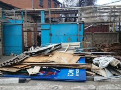 В Краснодаре на вокзале снесли странный «самострой»
