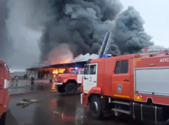 Пожар охватил 1400 «квадратов» овощебазы под Краснодаром