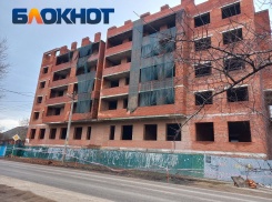 В Краснодаре перекрыли тротуар около опасного самостроя