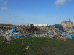 В Краснодаре в районе Гидростроителей убирают крупную свалку 