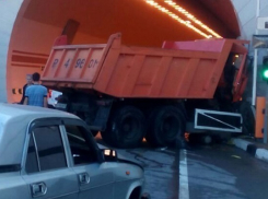 В Сочи КамАЗ на скорости врезался в стену тоннеля 