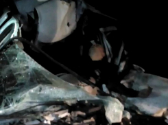 Под Краснодаром из-за большой ямы на дороге разбился насмерть таксист