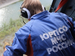 В Сочи мужчина сорвался в реку с опорной стены 