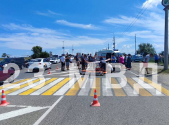 В Темрюке мотоциклист влетел в пешеходов на «зебре»: в больнице скончалась шестилетняя девочка