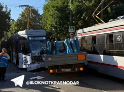 Трамвай всмятку и куча стекла: жесткая авария произошла в Краснодаре