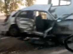 В Сети появилось видео жуткой аварии с пятью машинами на Кубани