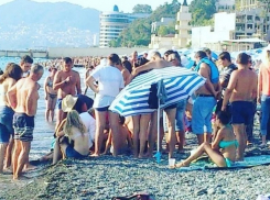 На центральном пляже в Сочи умерла женщина