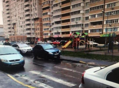 Маленький мальчик попал под колеса авто в одном из дворов Краснодара 