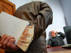 Краснодарский чиновник, исполняя обязанности директора предприятия, попался на взятке