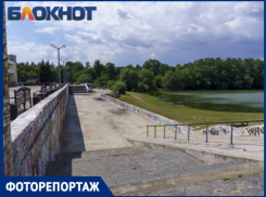 В Краснодаре показали плачевное состояние пляжа на Затоне с мусором и зарытыми бассейнами