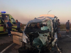 Минивэн с пассажирами разбился всмятку при столкновении с фурой на Кубани