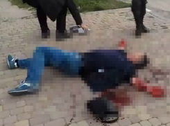 Жители Новороссийска сняли шокирующее видео, где окровавленный мужчина бежал по улице, а после упал без чувств