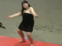 Танец в Горячем Ключе: девушки на заправке оторвались по полной