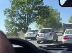  Под Анапой в сторону моря встала огромная пробка 