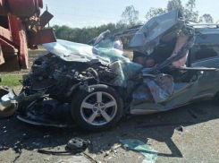  Водитель внедорожника погиб, залетев под «КамАЗ» в Усть-Лабинском районе 