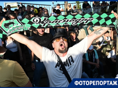 Кричали, плакали и обнимались: что творилось вне стен стадиона во время матча ФК «Краснодар» 