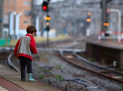 Дети устроили опасные игры на железной дороге в Сочи 