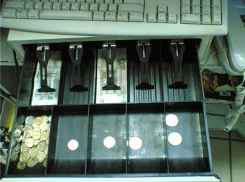 В краснодарском магазине продавщица забрала дневную выручку и пропала 