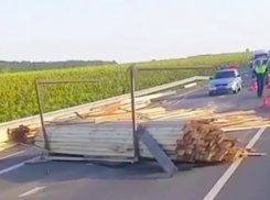 Доски на трассе стали причиной ДТП на Кубани