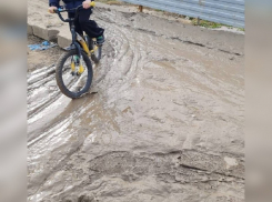 «Грязища по колено»: застройщиков обязали восстановить разбитую дорогу в Краснодаре