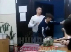 «Будете уволены к чертовой матери!»: краснодарский ученик пригрозил педагогу за удар об дверь