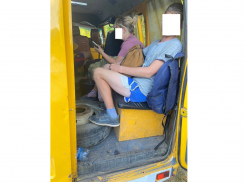 В Краснодарском крае маршрутчик перевозил людей на самодельных коробах