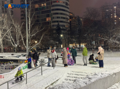 Катаются на сноубордах и тюбингах: краснодарцы на Затоне открыли свой «горнолыжный курорт»