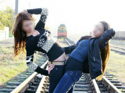 На Кубани грузовой поезд сбил студенток, стоящих на путях держась за руки