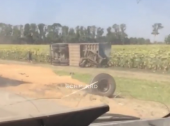  «КамАЗ» улетел в поле после ДТП и рассыпал зерно в Динском районе 