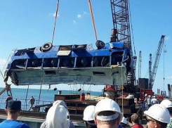 Суд смягчил наказание причастному к смерти 21 рабочего при падении вахтового автобуса в порту Тамани