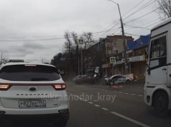 В Краснодаре в машину ДПС на развороте влетела иномарка