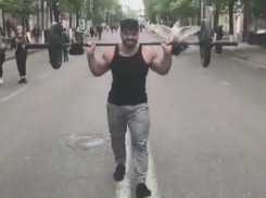 Парень со штангой на плечах удивил краснодарцев на Красной
