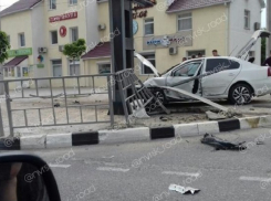 Под Новороссийском «Шкода» снесла дорожное ограждение