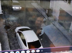 Краснодарец разгромил полтора десятка машин во дворе ЖК 