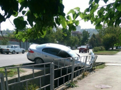 В Новороссийске девушка на иномарке упала в ливневый коллектор