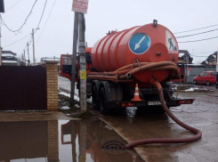 Приплыли: на дорогах Краснодара откачивают воду после таяния снега