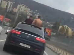 В Туапсе беспредельщик на трассе открыл стрельбу из люка Мерседеса