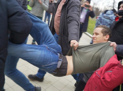 На руках в автозак, под крики толпы: итоги «прогулки» в Краснодаре