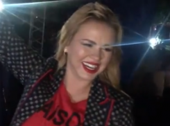 Больше часа фанаты Анны Семенович прождали артистку под дождем