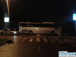 В краевом центре водитель врезался в автобус и наехал на пешеходов