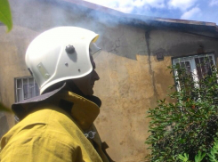 Горящий дом в центре Новороссийска сняли на видео