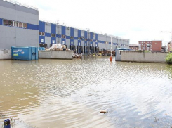 Болото у гипермаркета «Лента» на Рахманинова смущает жителей Краснодара запахами и затапливает подвалы